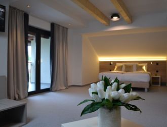 16 Lakes Hotel