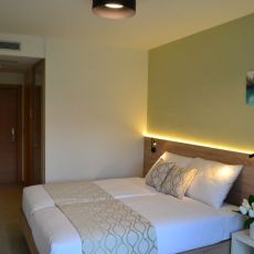 16 Lakes Hotel