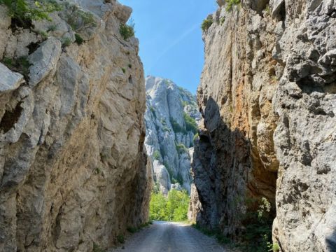 Lika destination - Pomalo zaboravljena panoramska cesta na Velebitu odvest će vas u nevjerojatnu prirodu i očarati tunelima u stijeni i divnim pogledima