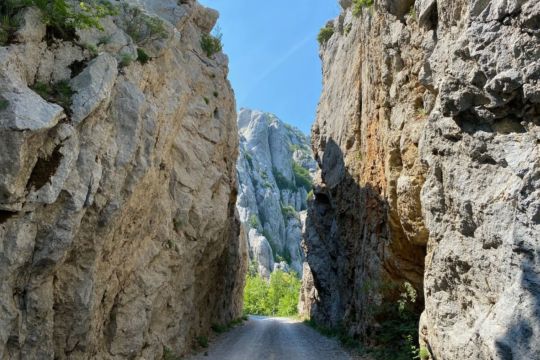 Pomalo zaboravljena panoramska cesta na Velebitu odvest će vas u nevjerojatnu prirodu i očarati tunelima u stijeni i divnim pogledima