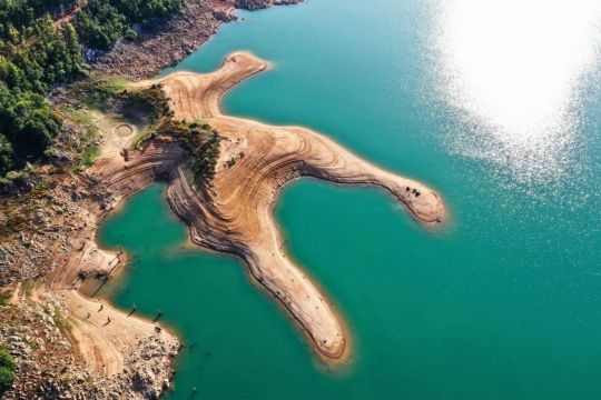 Beneath this lake in Lika, a submerged village is hidden: in times of drought, the bell tower of the church and the ruins of houses still emerge today.