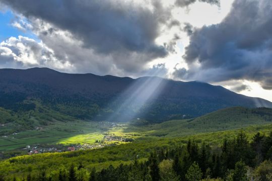 Jedno od najvećih planinskih naselja u Hrvatskoj potpuno nas je osvojilo: u njemu nastaje vrhunski sir, a ljudi žive u ritmu prirode Jedno od najvećih planinskih naselja u Hrvatskoj potpuno nas je osvojilo: u njemu nastaje vrhunski sir, a ljudi žive u ritmu prirode