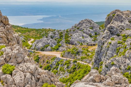 Najljepša panoramska cesta u Hrvatskoj u vrijeme gradnje smatrana je najsuvremenijom u ovom dijelu Europe, a vožnja njome doživljaj je koji se pamti