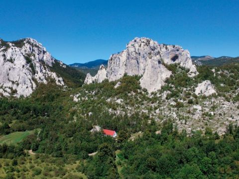 Lika destination - U sjeni stijena koje oduzimaju dah: Nekad velebitska škola, a danas planinarski dom u kojem vas čekaju najsrdačniji osmijesi