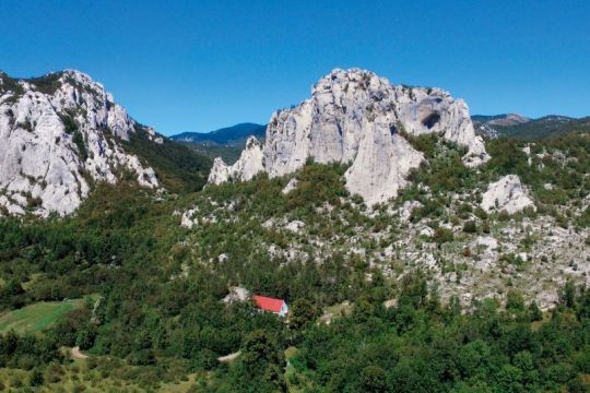 U sjeni stijena koje oduzimaju dah: Nekad velebitska škola, a danas planinarski dom u kojem vas čekaju najsrdačniji osmijesi