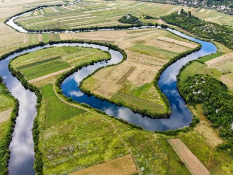 Lika destination - Nepredvidiva hrvatska rijeka, koja nestaje pod zemljom, krije slikovito jezero i povijesni kameni most