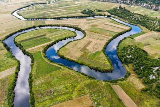 Nepredvidiva hrvatska rijeka, koja nestaje pod zemljom, krije slikovito jezero i povijesni kameni most