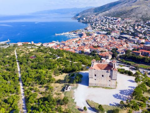 Lika destination - Najvjetrovitiji grad u Hrvatskoj poznat je po utvrdi čije ime znači “ne brini”: u njemu jaki vjetrovi pušu čak 133 dana u godini