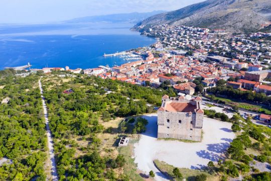 Najvjetrovitiji grad u Hrvatskoj poznat je po utvrdi čije ime znači “ne brini”: u njemu jaki vjetrovi pušu čak 133 dana u godini
