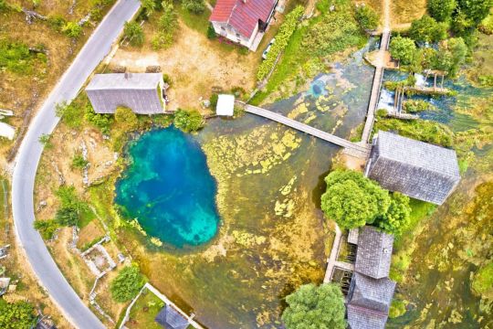 Slikovito selo s manje od 500 stanovnika krije stare mlinove, najljepši izvor rijeke i jednu od najboljih pizzerija u Hrvatskoj Slikovito selo s manje od 500 stanovnika krije stare mlinove, najljepši izvor rijeke i jednu od najboljih pizzerija u Hrvatskoj