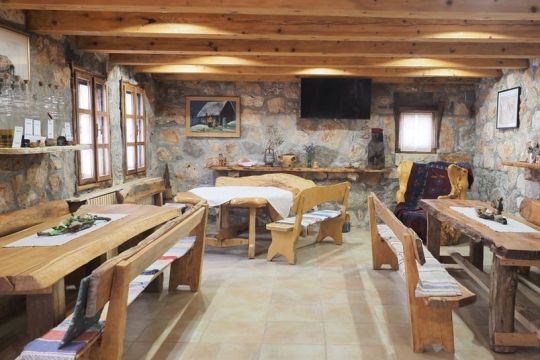 Raj za ljubitelje rakije: Obavezna stanica za istraživanje ličkih okusa i mirisa
