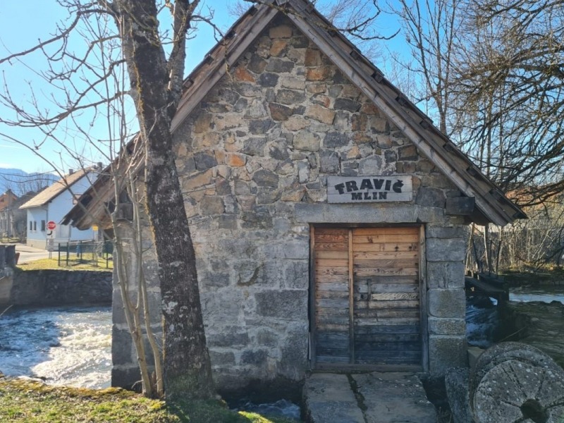 Travič mlin: Povijesni dragulj Lovinca na potoku Banica