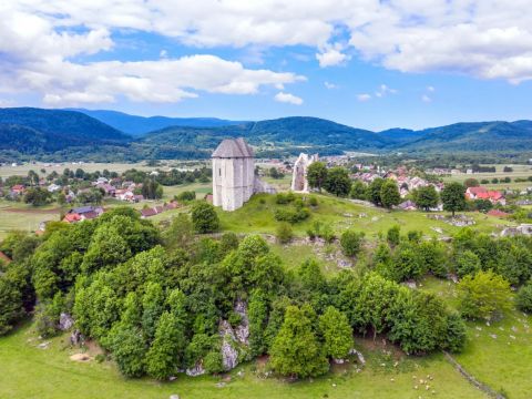 Lika destination - Prekrasna utvrda na brežuljku usred Like krije burnu povijest, priče i legende, a unutar njezinih zidina nalazi se i slikovita kapelica