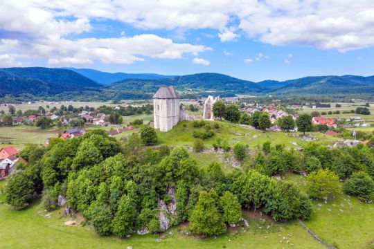 Prekrasna utvrda na brežuljku usred Like krije burnu povijest, priče i legende, a unutar njezinih zidina nalazi se i slikovita kapelica Prekrasna utvrda na brežuljku usred Like krije burnu povijest, priče i legende, a unutar njezinih zidina nalazi se i slikovita kapelica